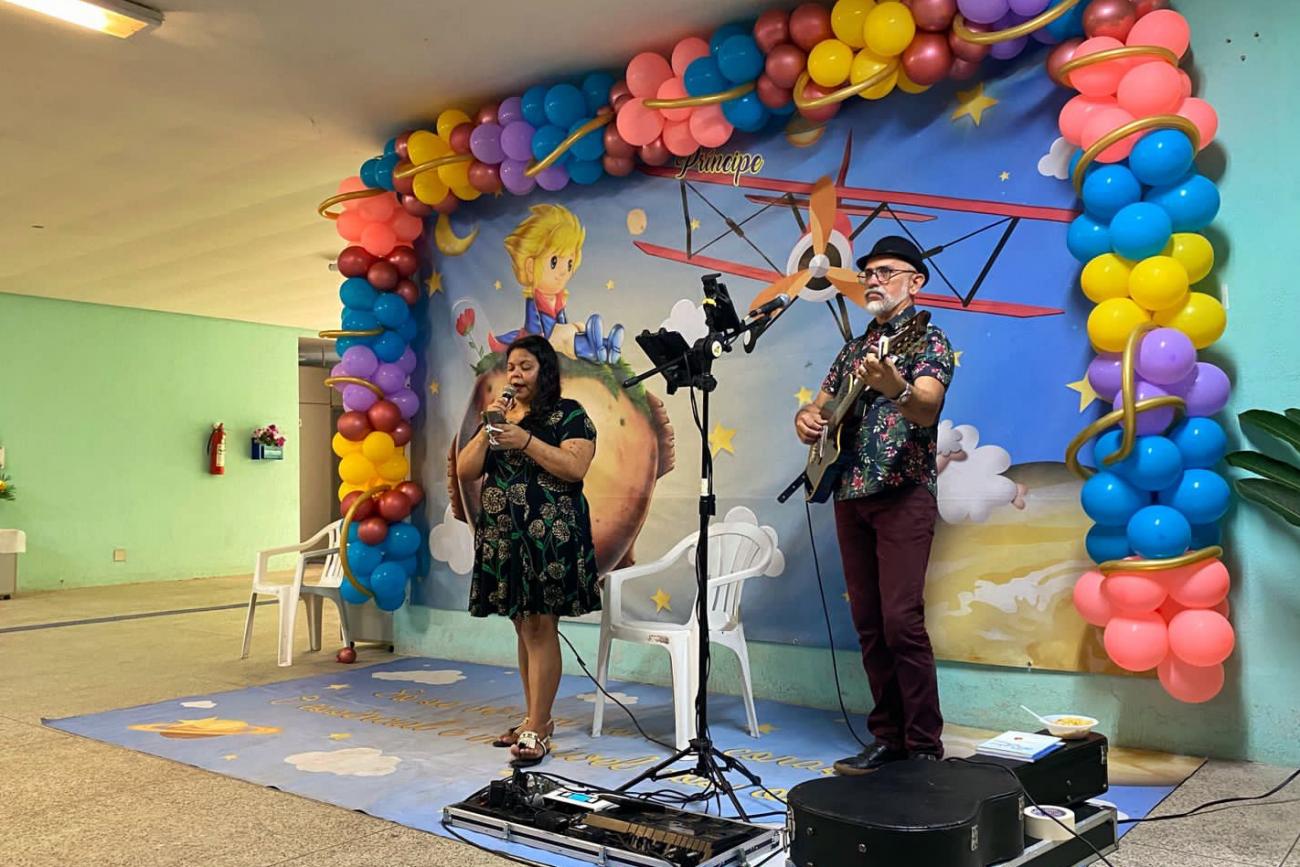 Em vários momentos durante a programação, o microfone esteve disponível para quem quisesse declamar poesias