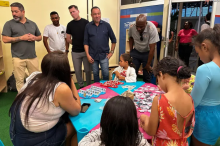 Ex-jogarores visitando a Usina da Paz