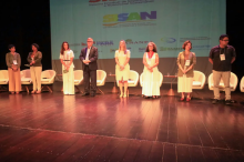 Participantes do evento em cima do palco