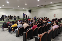 Pessoas aguardando atendimento no Feirão